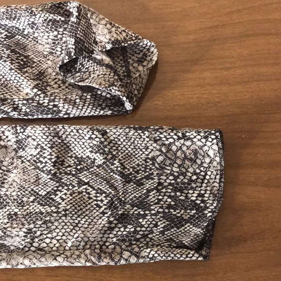💕2/$20💕Babaton 100% Silk Snakeskin Print Pant - Picture 12 of 12